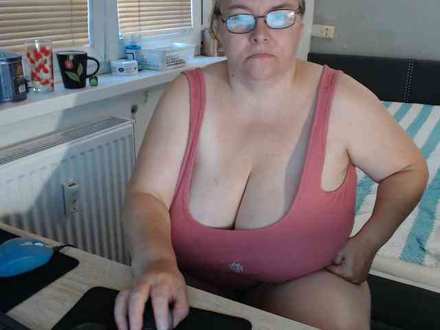 Bessy123 bongacams live cam model