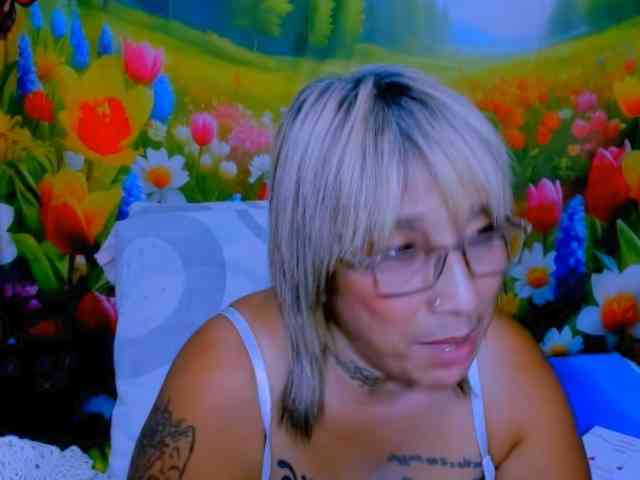 indianroxy bongacams live cam model