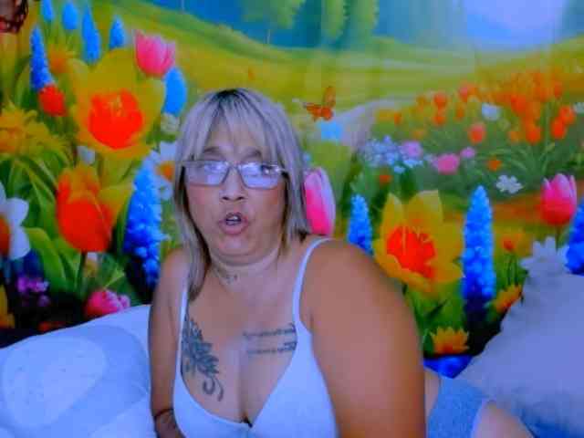 indianroxy bongacams live cam model
