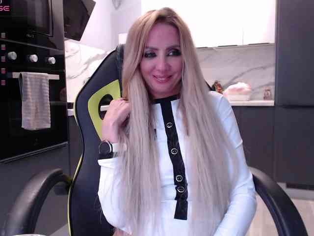 blondalina bongacams live cam model
