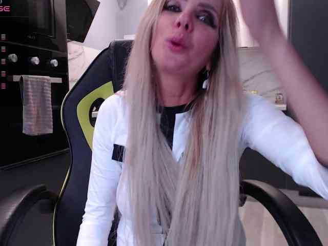 blondalina bongacams live cam model