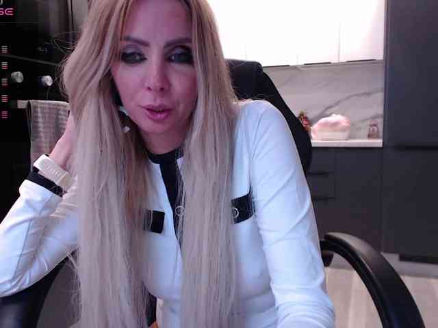 blondalina bongacams live cam model