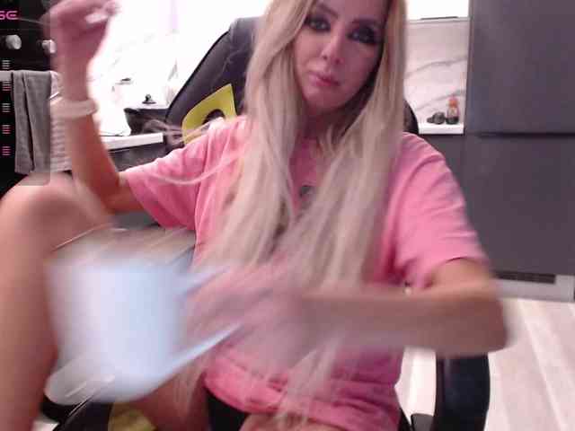 blondalina bongacams live cam model