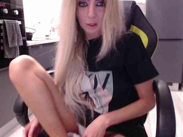blondalina bongacams live cam model