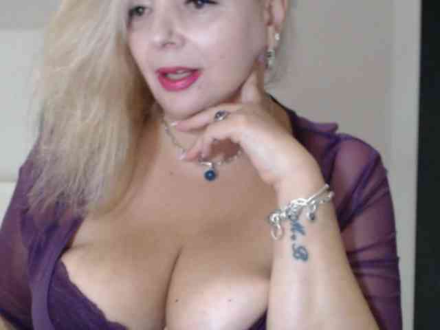 aniutkamau bongacams live cam model