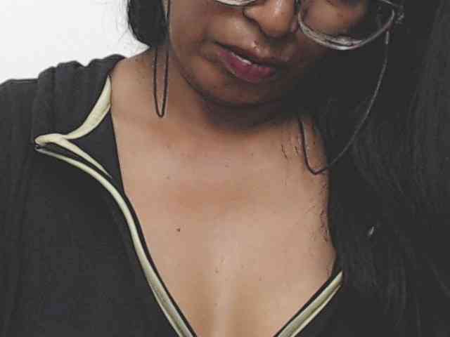 HOTTTSKIN bongacams live cam model