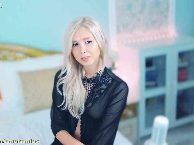Amoramias bongacams live cam model