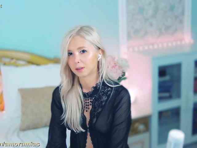 Amoramias bongacams live cam model