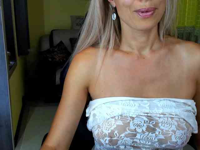rocsi79 bongacams live cam model
