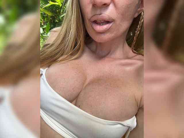 -AfricaYaa- bongacams live cam model