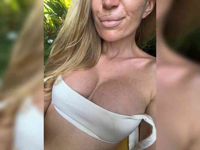 -AfricaYaa- bongacams live cam model