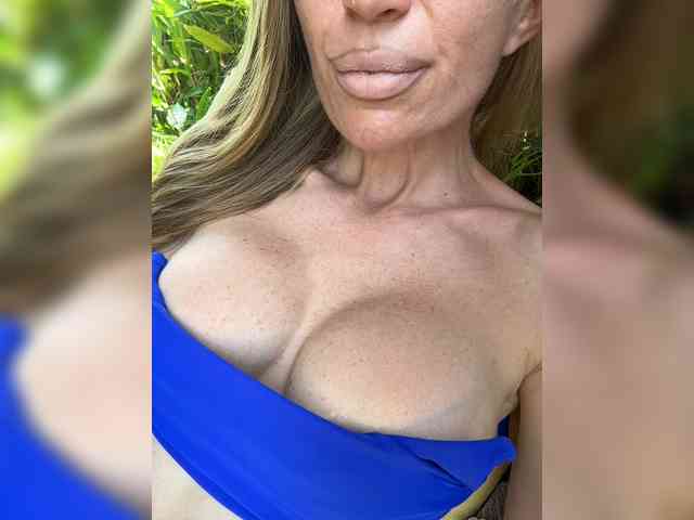 -AfricaYaa- bongacams live cam model