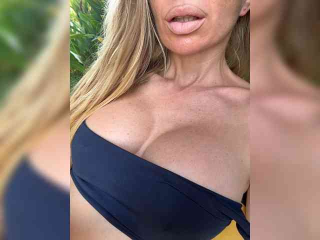 -AfricaYaa- bongacams live cam model