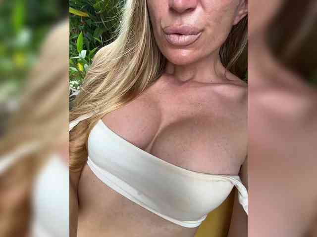 -AfricaYaa- bongacams live cam model
