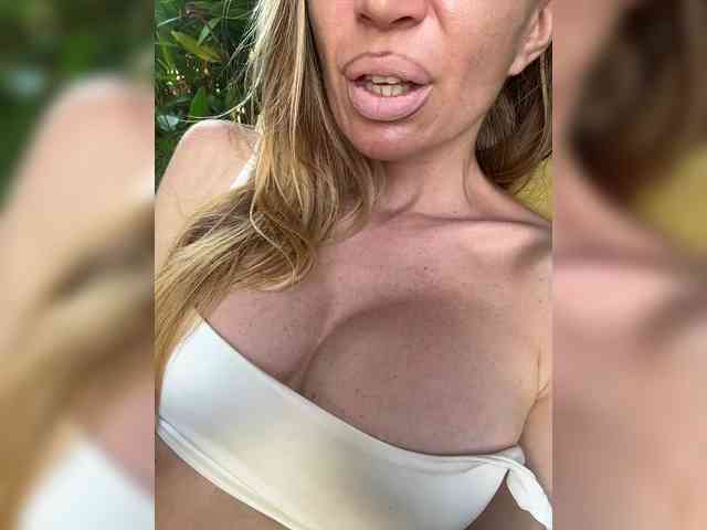 -AfricaYaa- bongacams live cam model