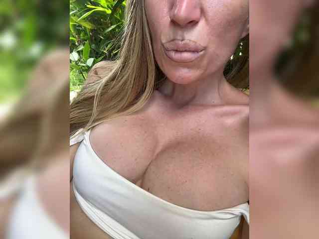 -AfricaYaa- bongacams live cam model