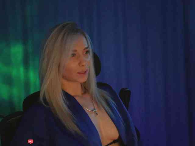 BlackMonro bongacams live cam model