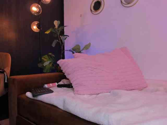 charlizexxx bongacams live cam model