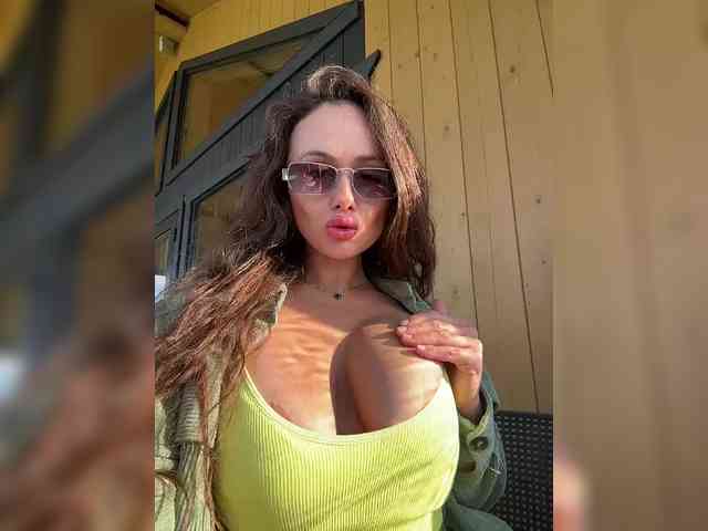 sochnayaaa bongacams live cam model