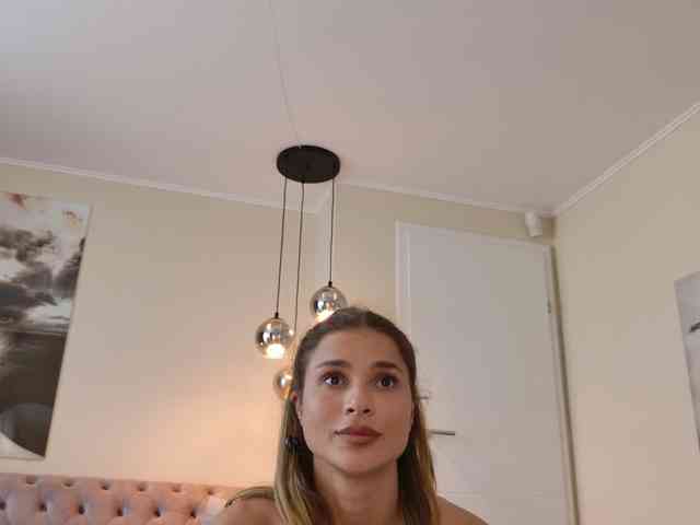 LennaGodess bongacams live cam model