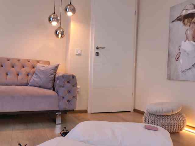 LennaGodess bongacams live cam model
