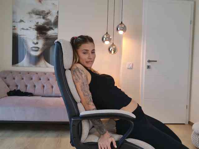 LennaGodess bongacams live cam model