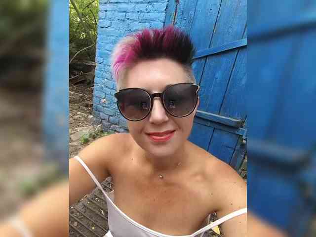 BUSINKA-25 bongacams live cam model