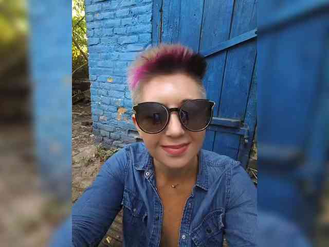 BUSINKA-25 bongacams live cam model