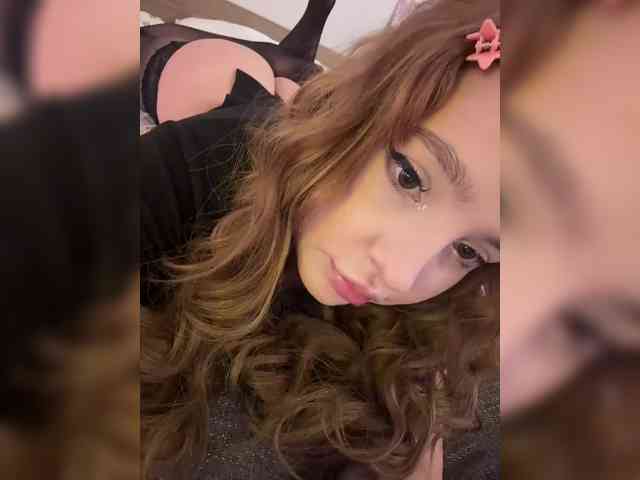 LittleDelora bongacams live cam model