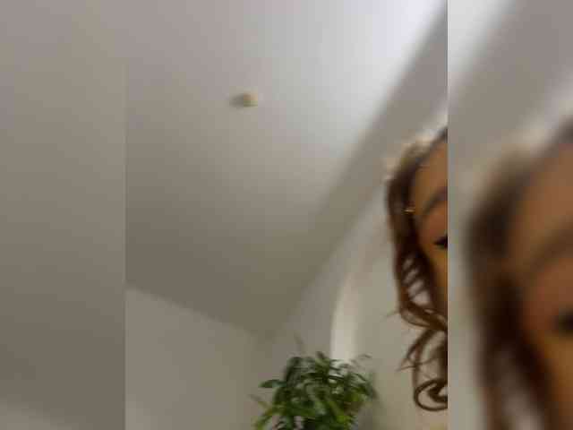 LittleDelora bongacams live cam model