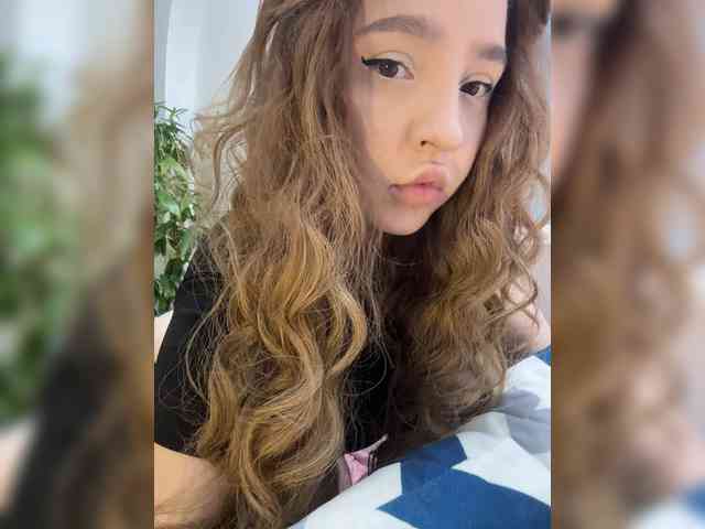 LittleDelora bongacams live cam model