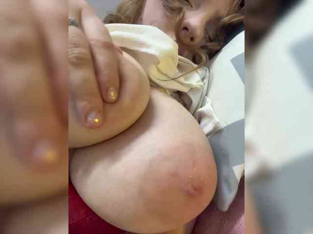 LittleDelora bongacams live cam model