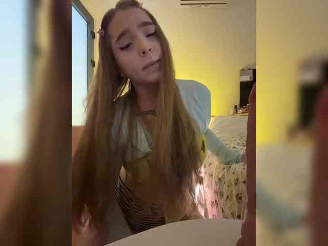 LittleDelora bongacams live cam model