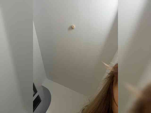LittleDelora bongacams live cam model