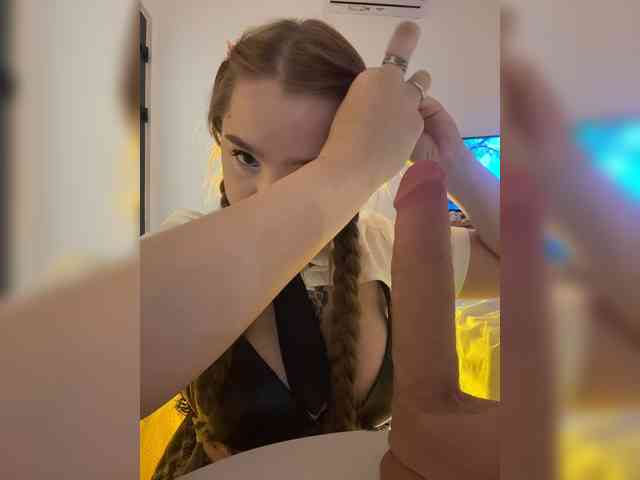 LittleDelora bongacams live cam model