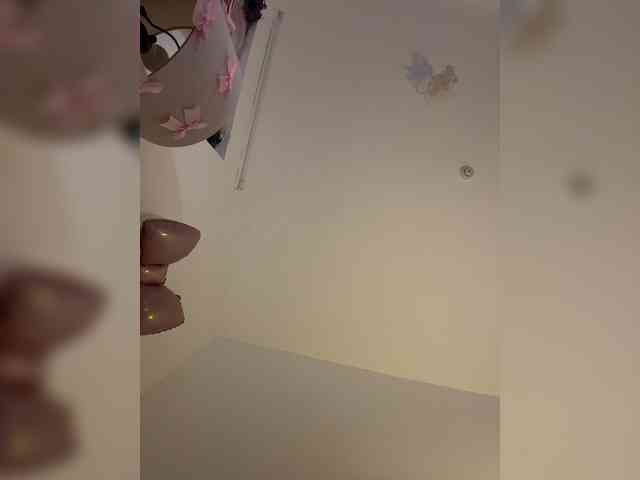 LittleDelora bongacams live cam model