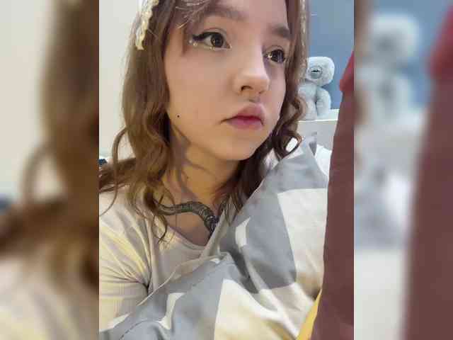 LittleDelora bongacams live cam model