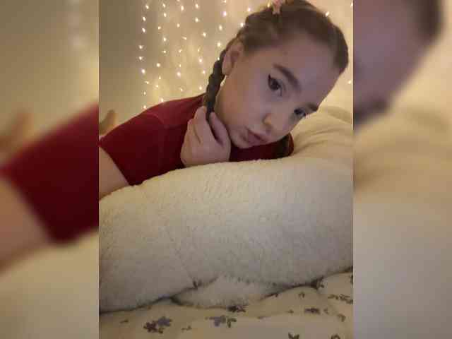 LittleDelora bongacams live cam model