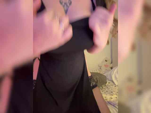 LittleDelora bongacams live cam model