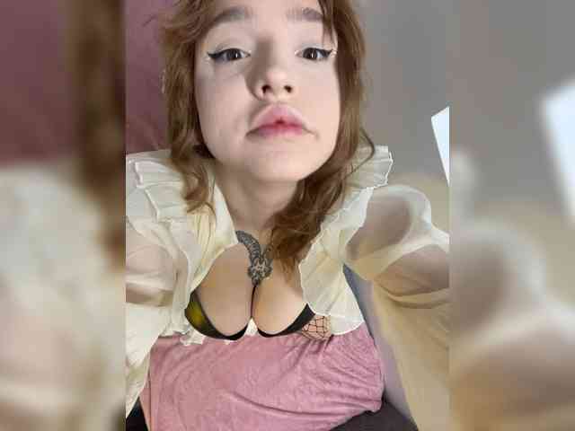 LittleDelora bongacams live cam model