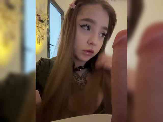LittleDelora bongacams live cam model