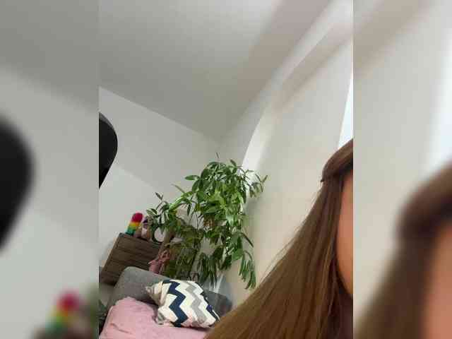 LittleDelora bongacams live cam model