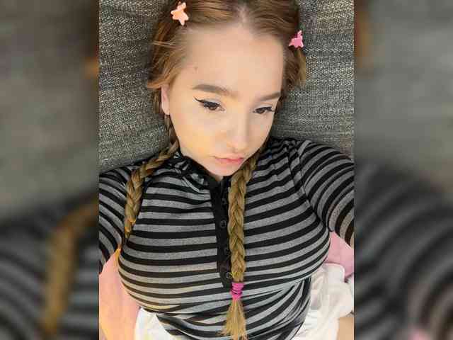 LittleDelora bongacams live cam model