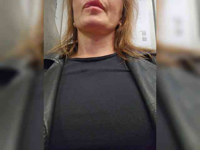EditaMilf bongacams live cam model
