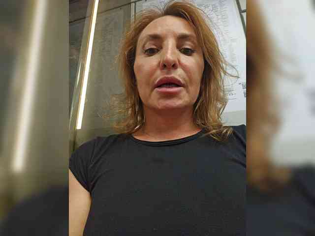 EditaMilf bongacams live cam model