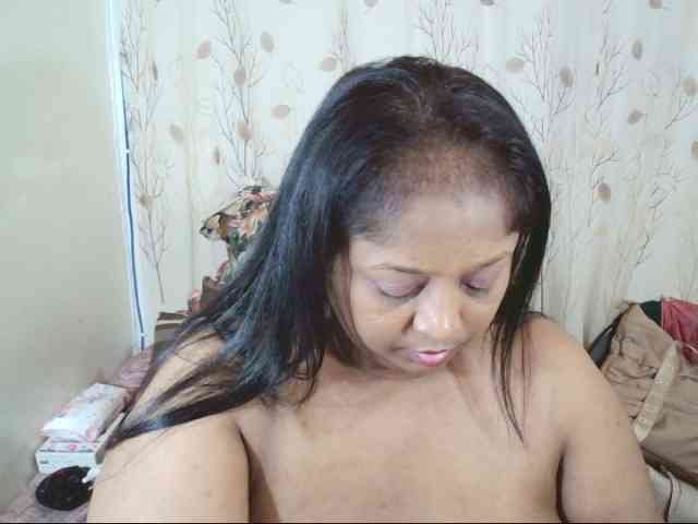 Indiantasha bongacams live cam model