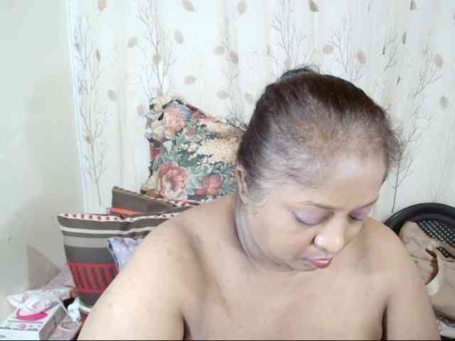 Indiantasha bongacams live cam model