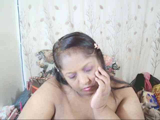 Indiantasha bongacams live cam model