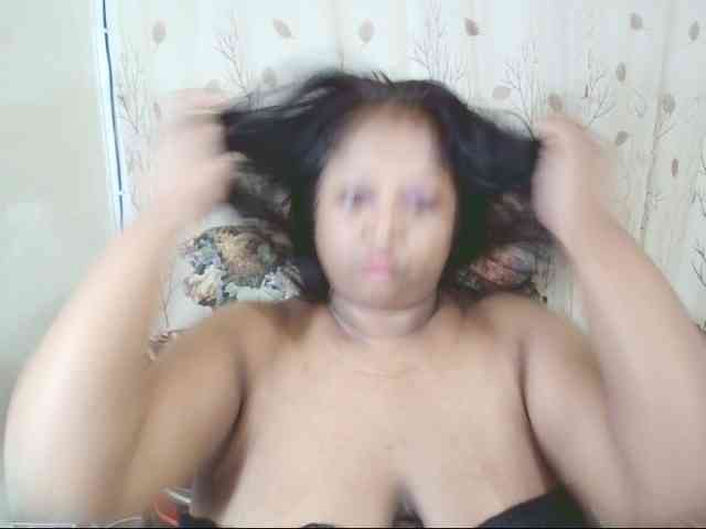 Indiantasha bongacams live cam model