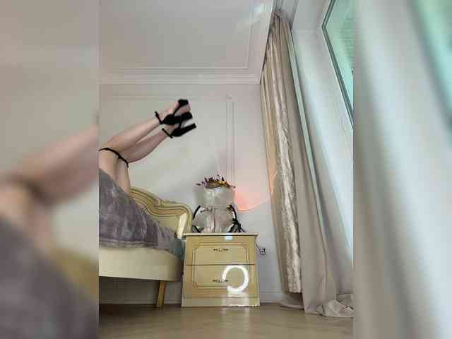 avolood bongacams live cam model